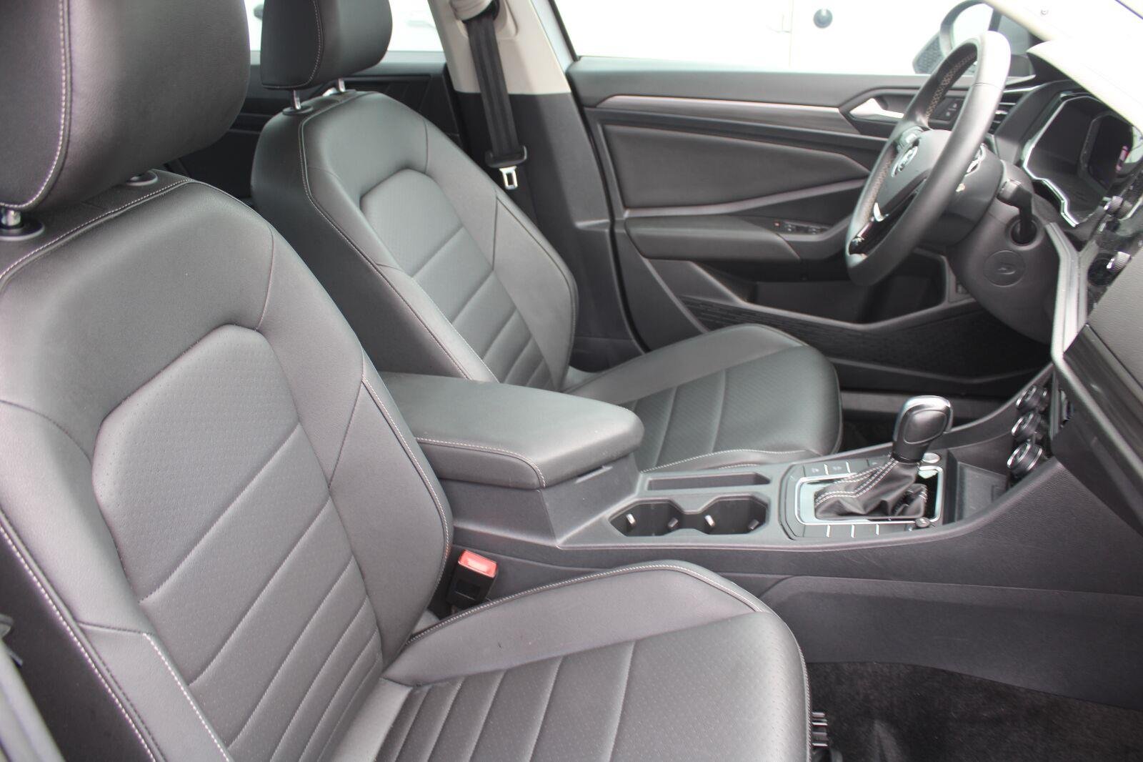Used 2021 Pyrite Silver Metallic Volkswagen SEL image 4