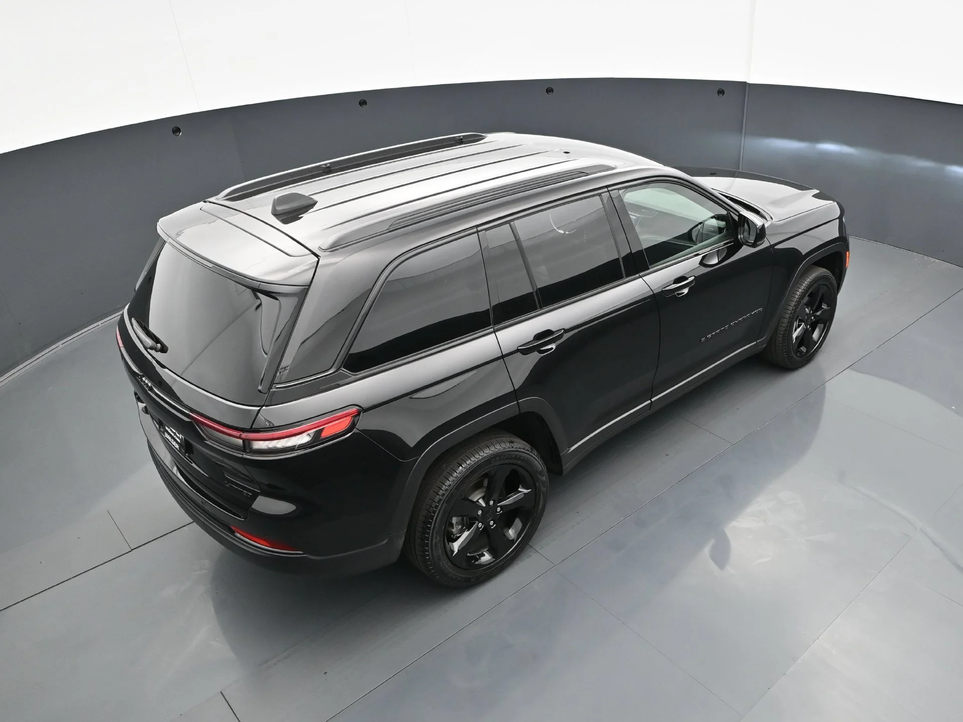 Used 2025 Diamond Black Crystal Pearlcoat Jeep Limited image 44