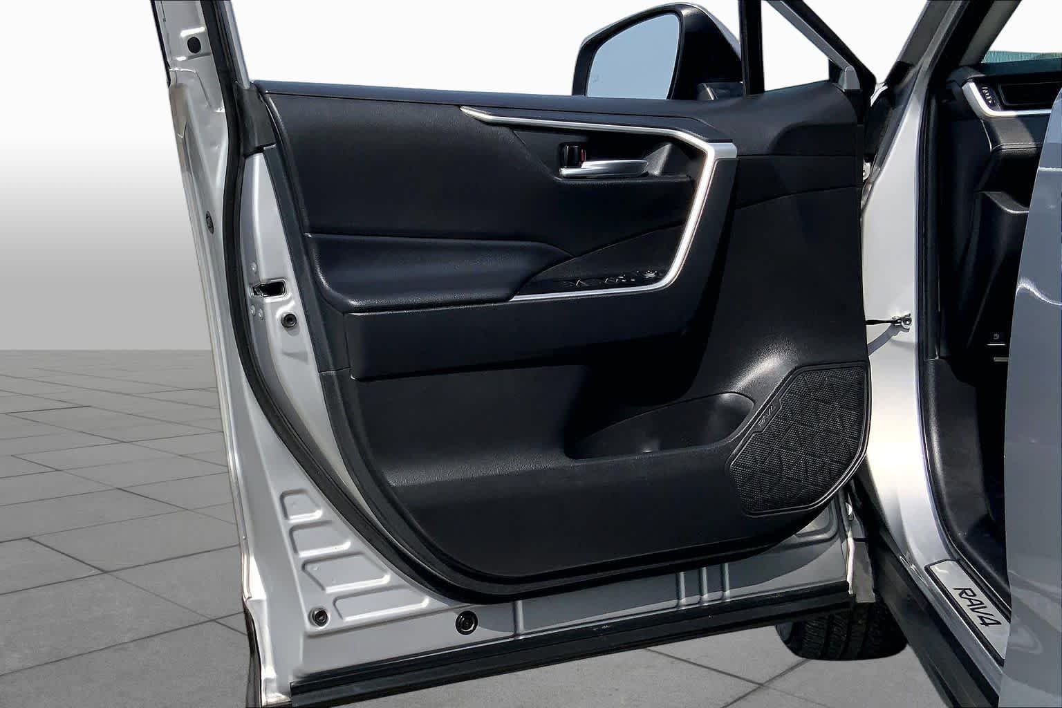 Used 2024 Silver Sky Metallic Toyota Hybrid XLE image 21