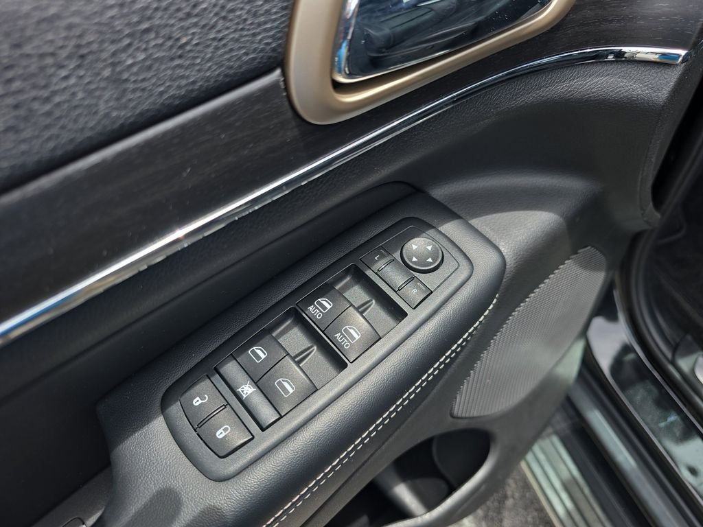 Used 2015 Black Jeep Limited image 16