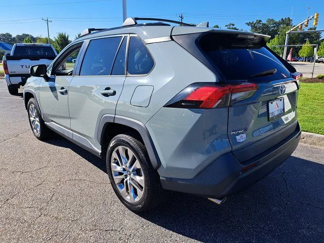 Certified Used 2020  Toyota XLE Premium image 11