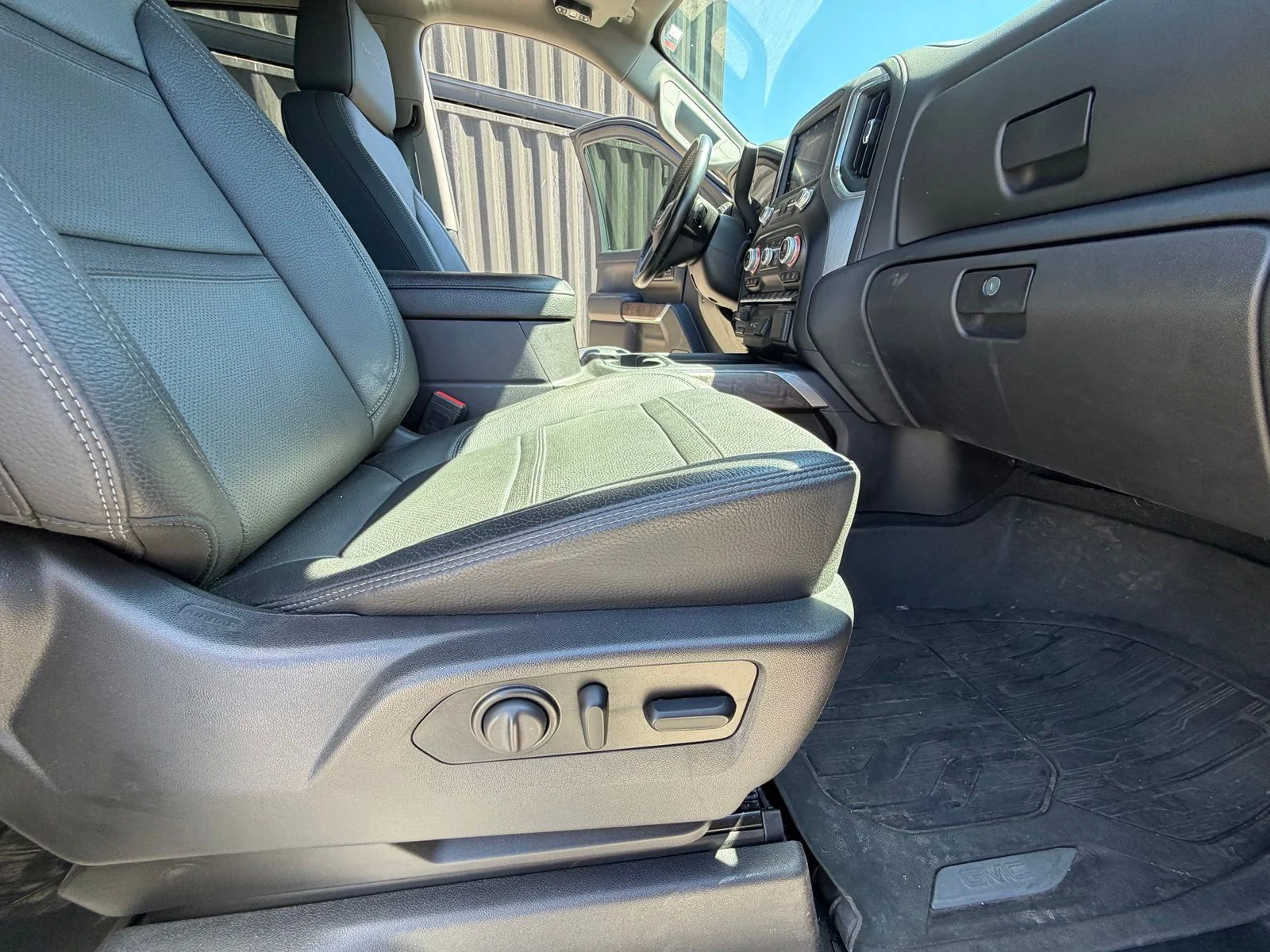 Used 2021 Black GMC Denali image 16