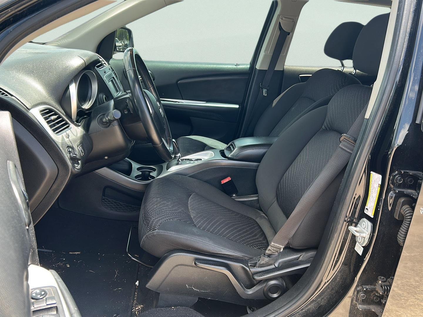 Used 2018 Pitch Black Clearcoat Dodge SE image 8