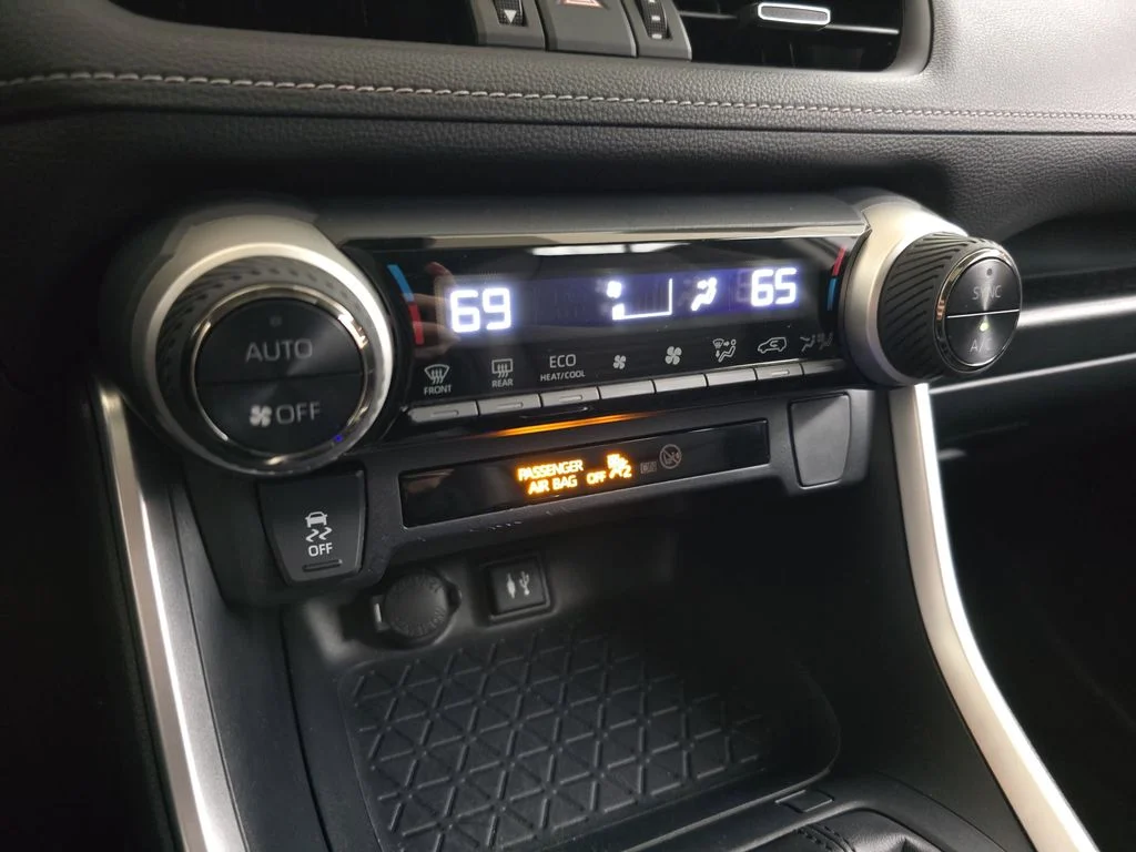 Used 2019 Silver Toyota XLE Premium image 26