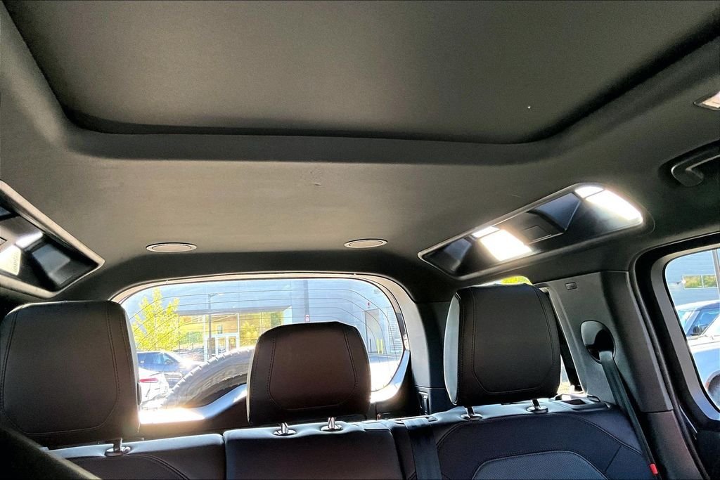 Used 2023 Gray Land Rover X-Dynamic SE image 17