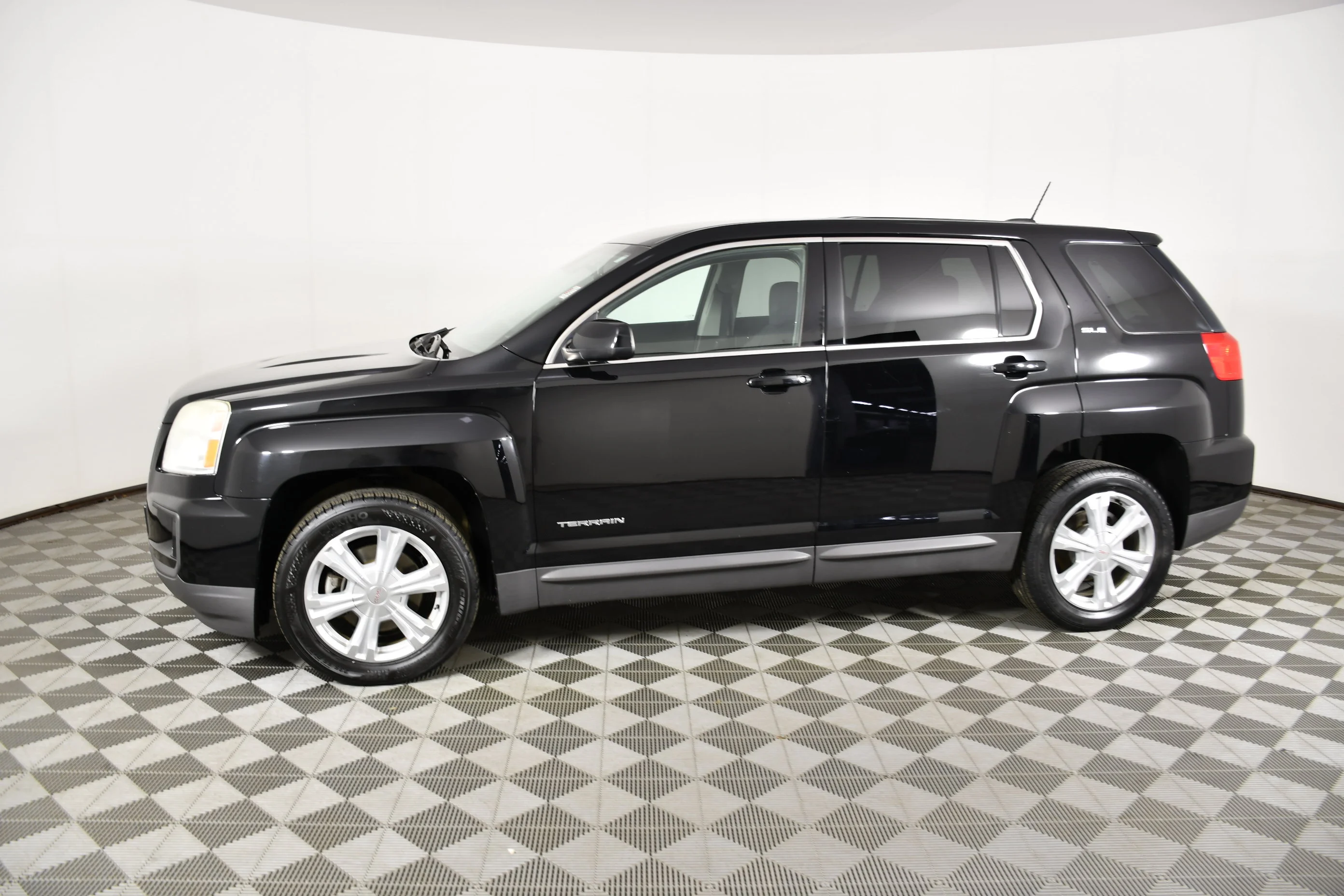 Used 2017 Onyx Black GMC SLE image 9