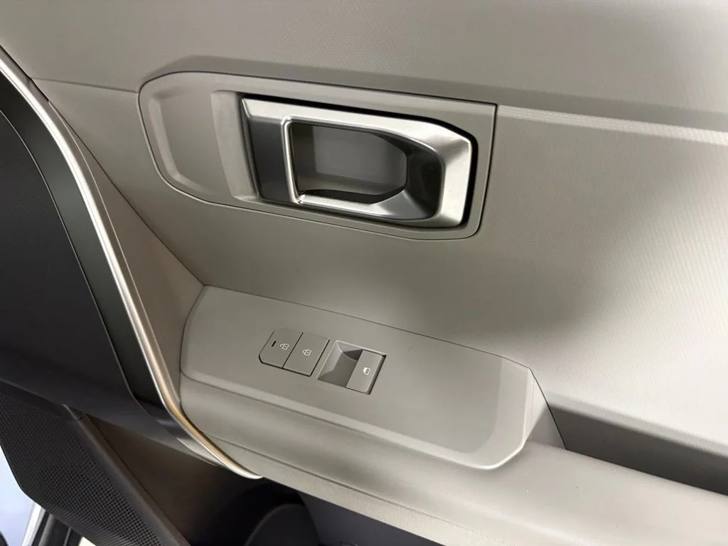 New 2027 Pale Gray Kia S image 13
