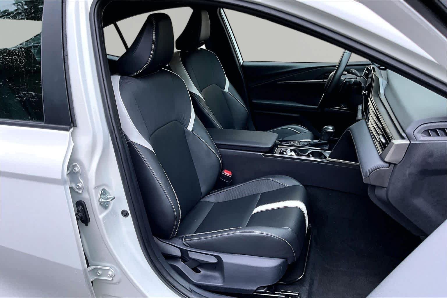 Used 2025 Ice Cap Toyota SE image 9