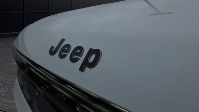 New 2026 Bright White Clear-Coat Exterior Paint Jeep Limited Reserve image 45