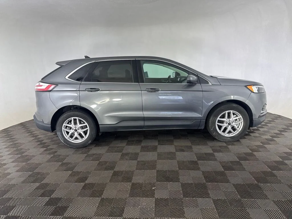 Used 2023 Gray Ford SEL image 4