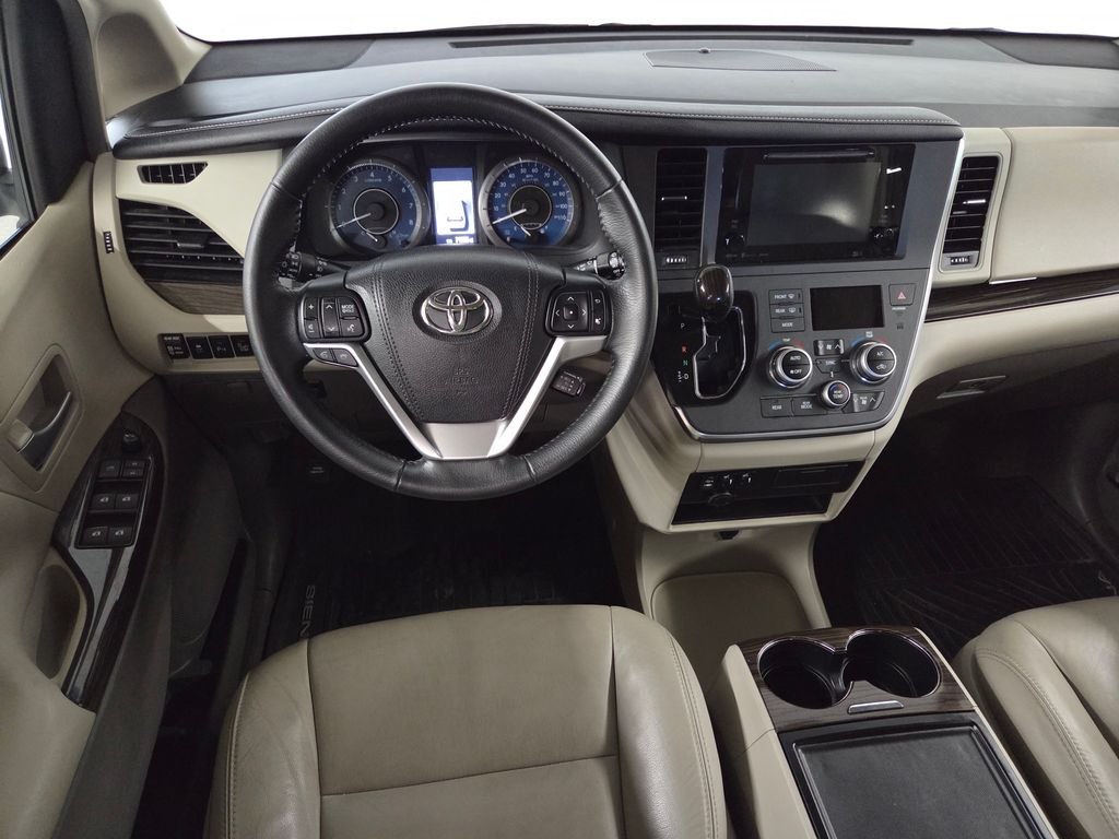Used 2017  Toyota XLE image 17