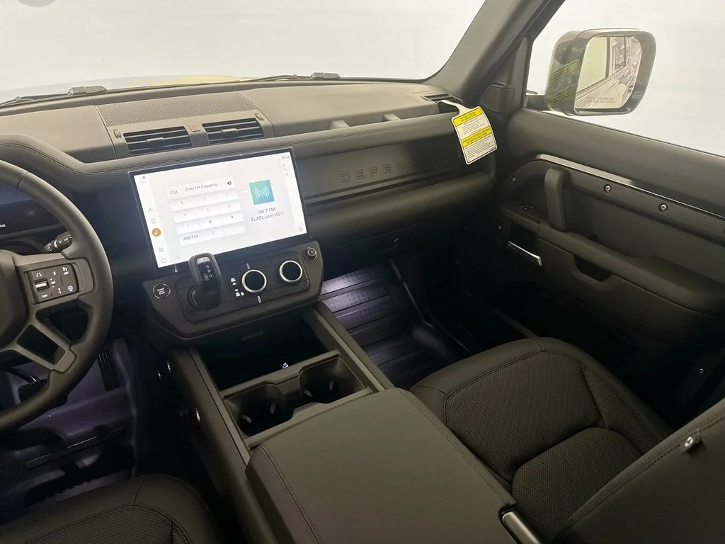 New 2026 Santorini Black Land Rover X-Dynamic SE image 24