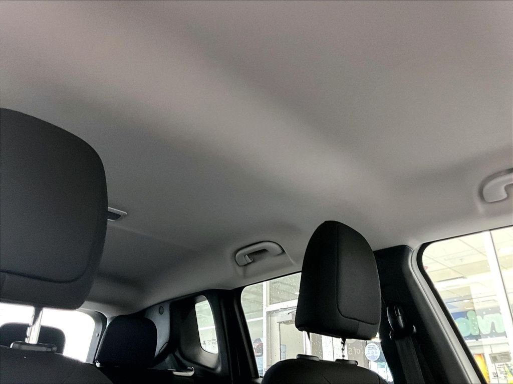 Used 2023 Alpine White Clearcoat Jeep Latitude image 22