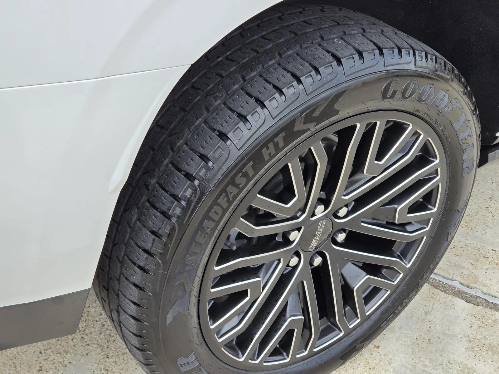 Used 2022 White Frost Tricoat GMC Denali image 13