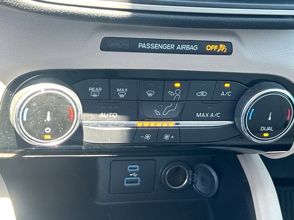 Used 2022 White Ford SE image 22