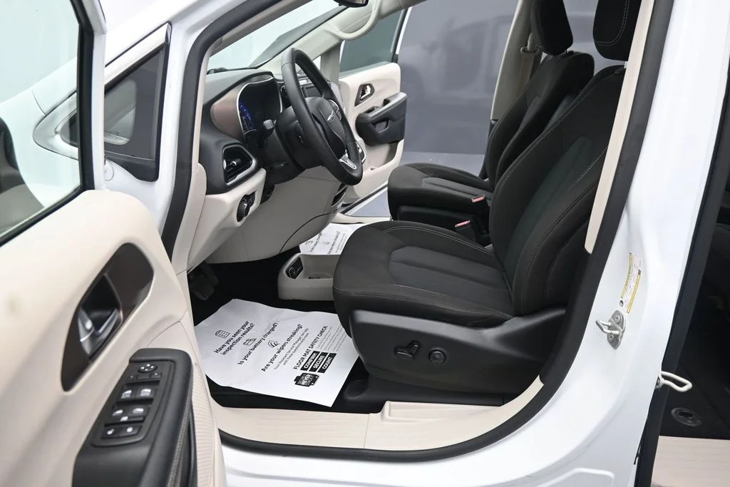 Used 2023 White Chrysler LX image 16