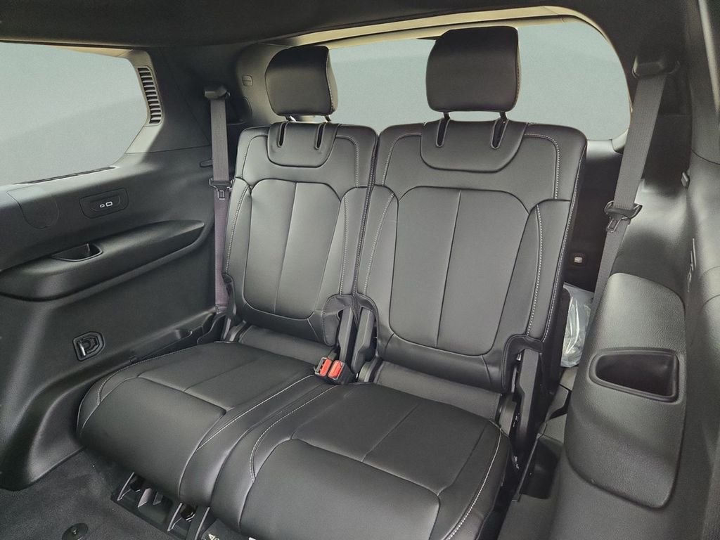 New 2025 Diamond Black Crystal Pearl-Coat Exterior Paint Jeep Limited image 17