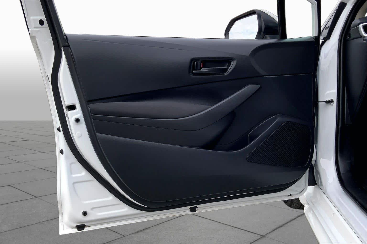 Used 2025 Ice Cap Toyota LE image 21