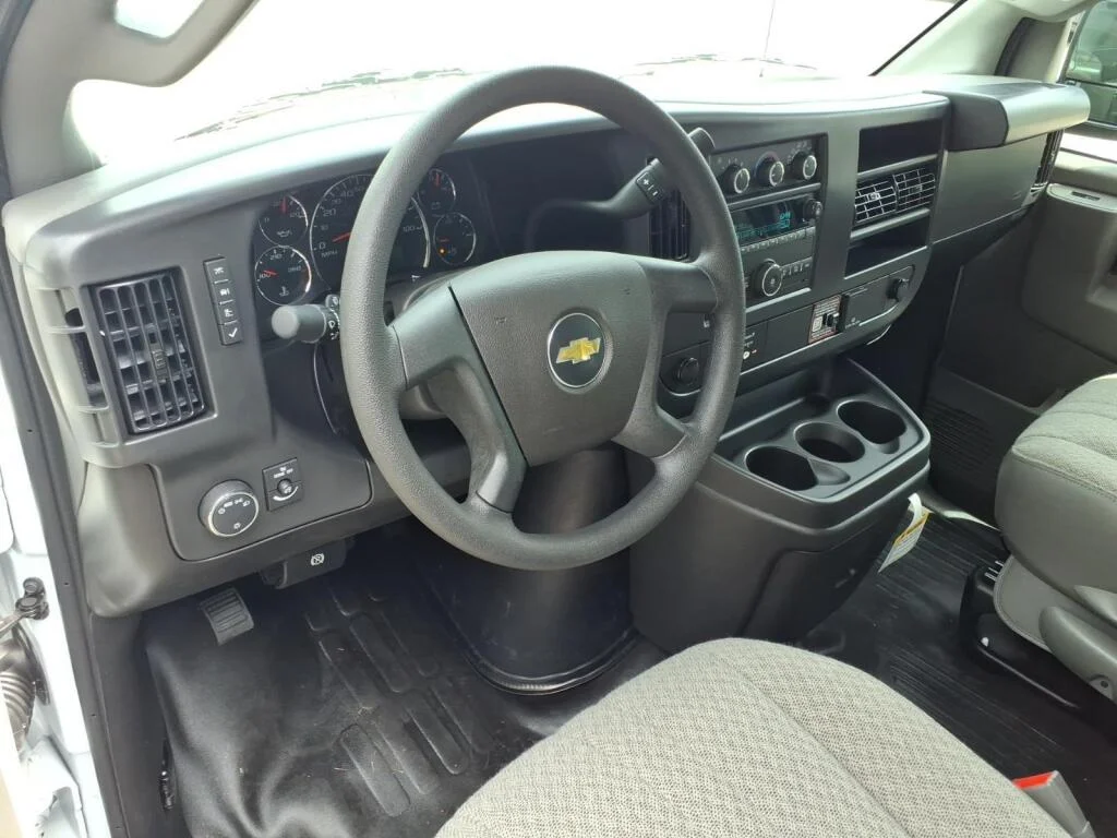 New 2026 Summit White Chevrolet  image 8
