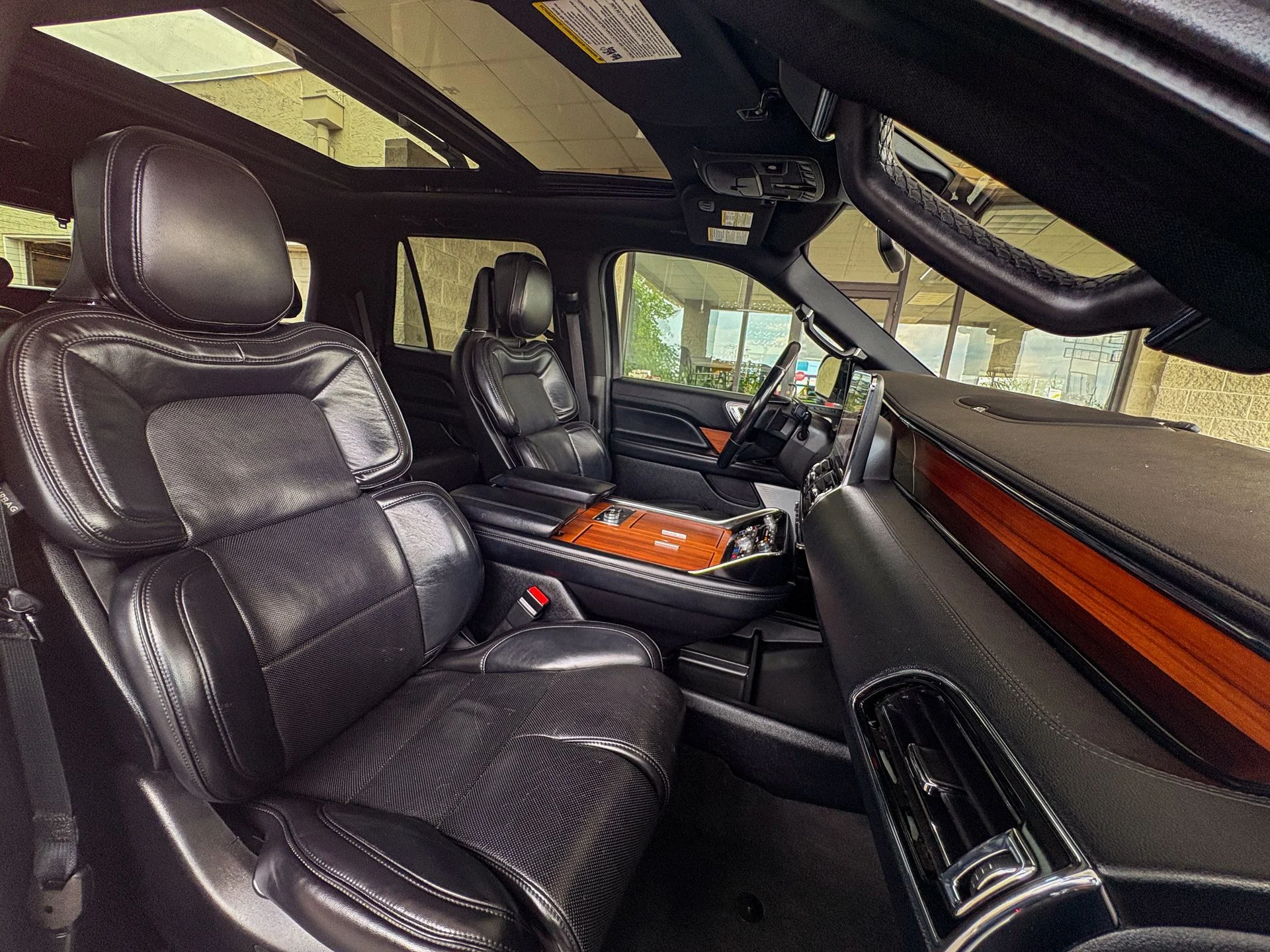 Used 2019 White Lincoln Reserve image 24
