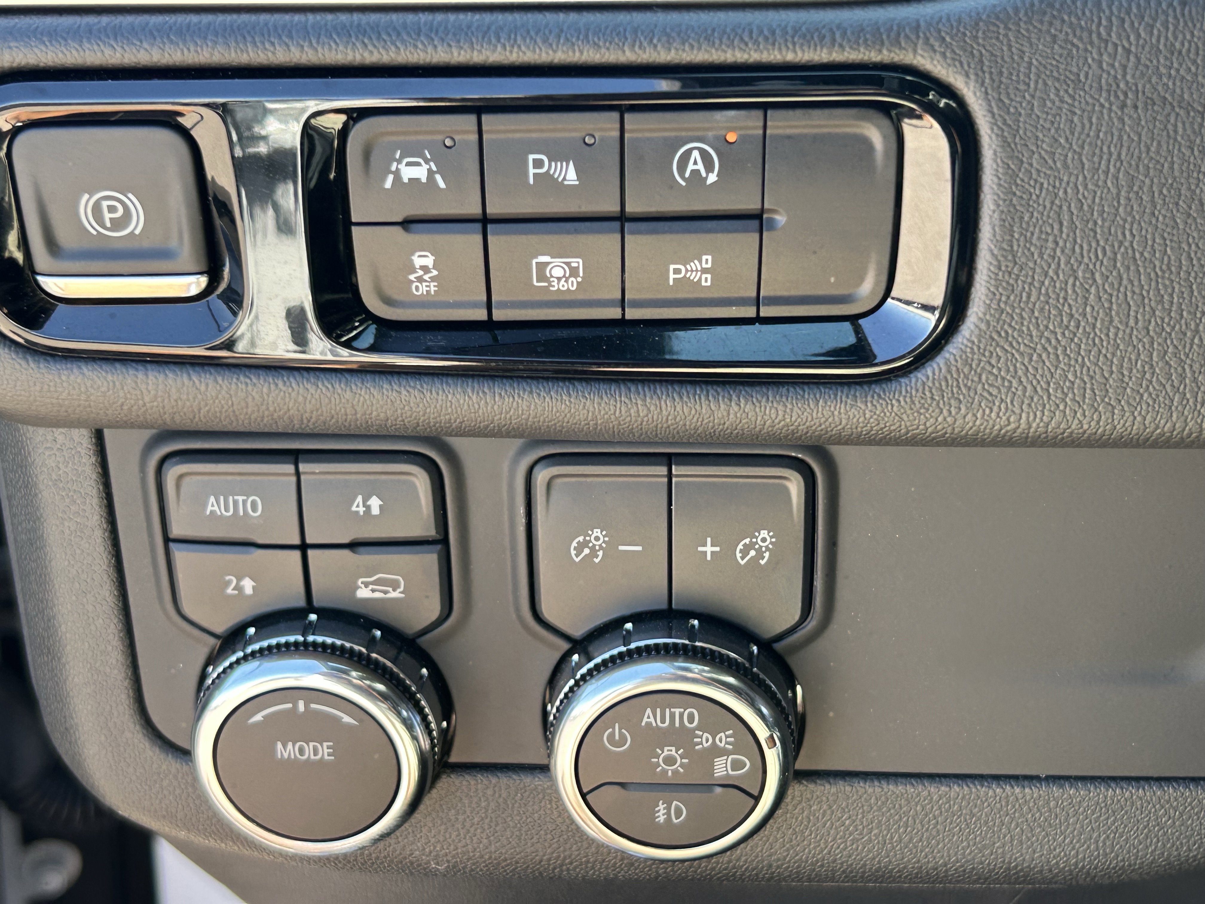 2025 GMC Yukon Denali - Photo 14