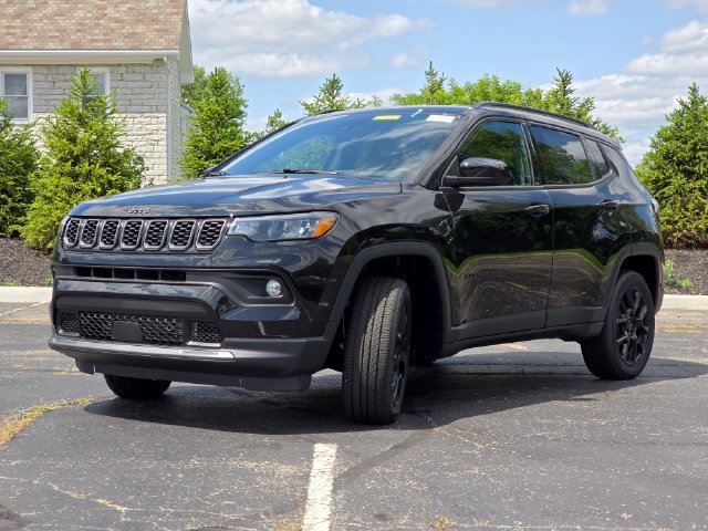 New 2026 Diamond Black Crystal Pearl-Coat Exterior Paint Jeep Latitude image 21