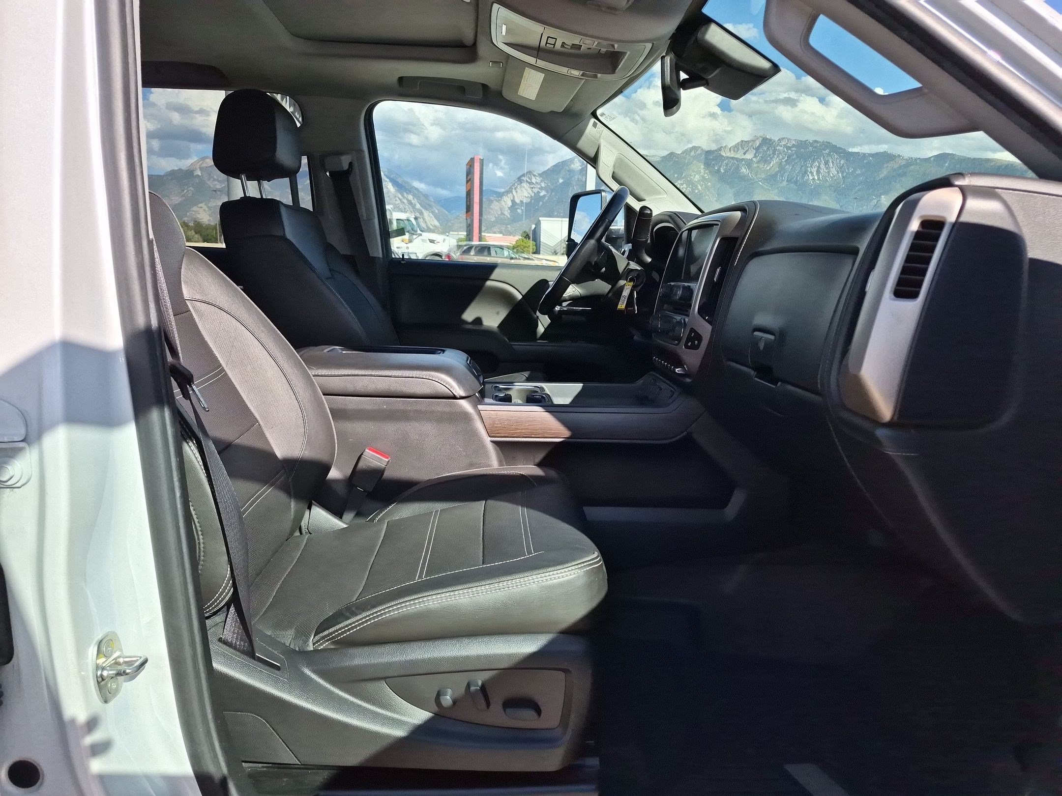 Used 2019 White Frost Tricoat GMC Denali image 27