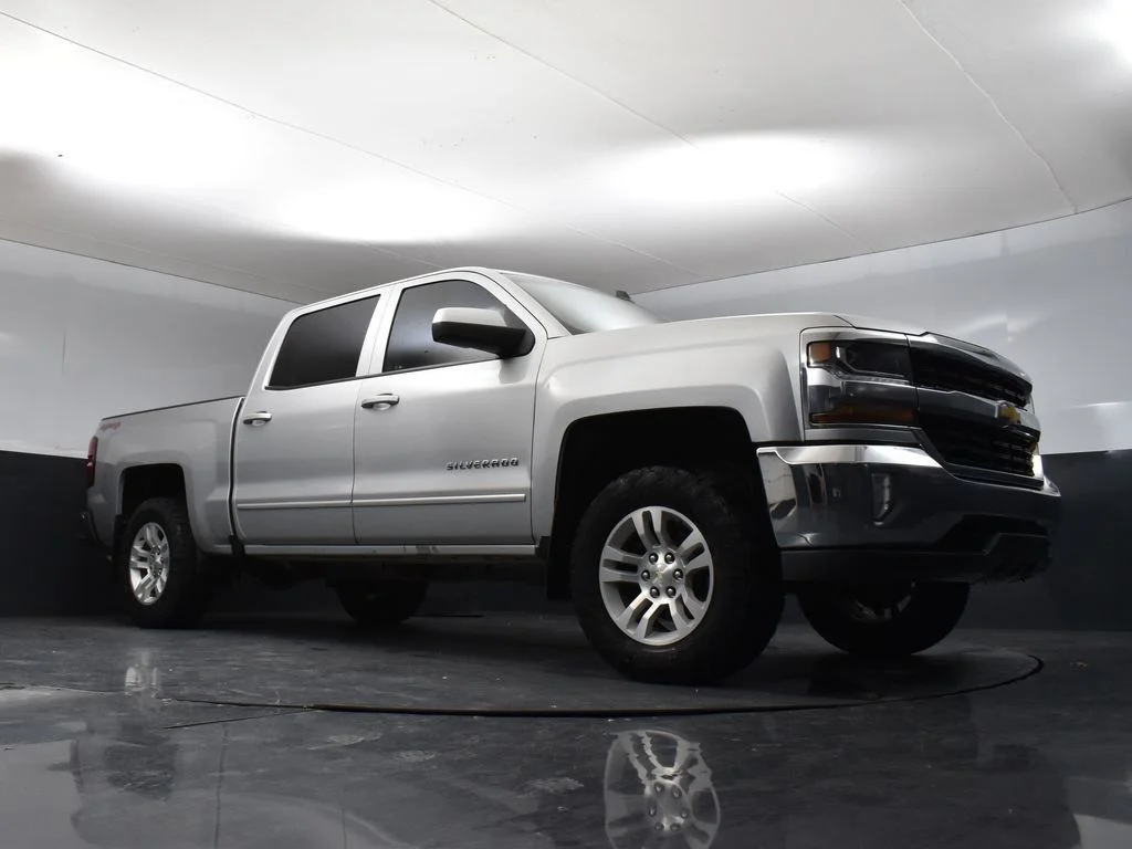 Used 2017 Silver Ice Metallic Chevrolet LT image 7