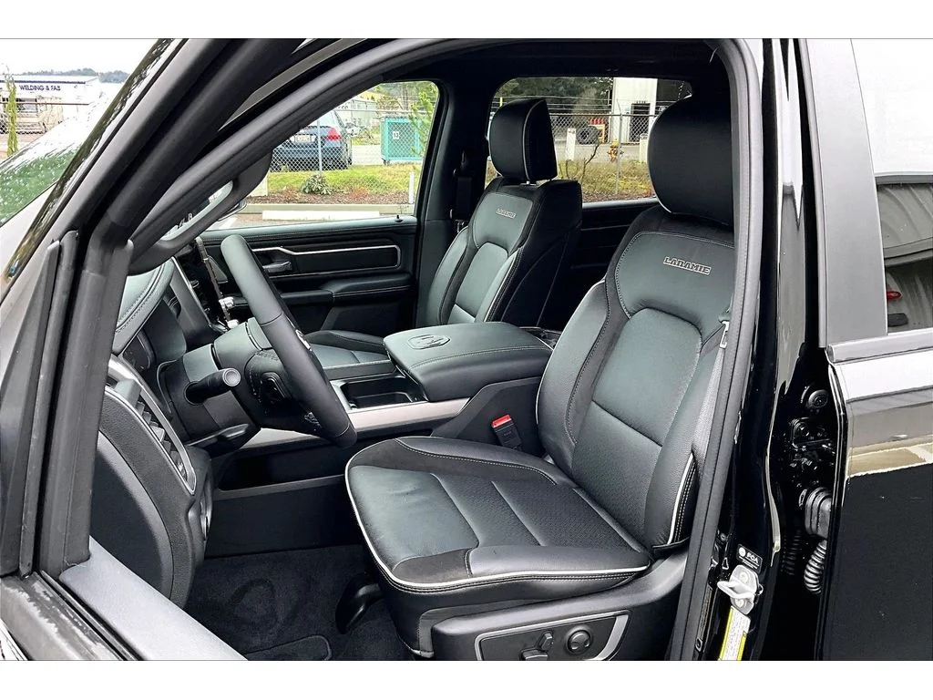 New 2026 Diamond Black Crystal Pearl-Coat Exterior Paint RAM Laramie L2 w/Adv Safety II image 9