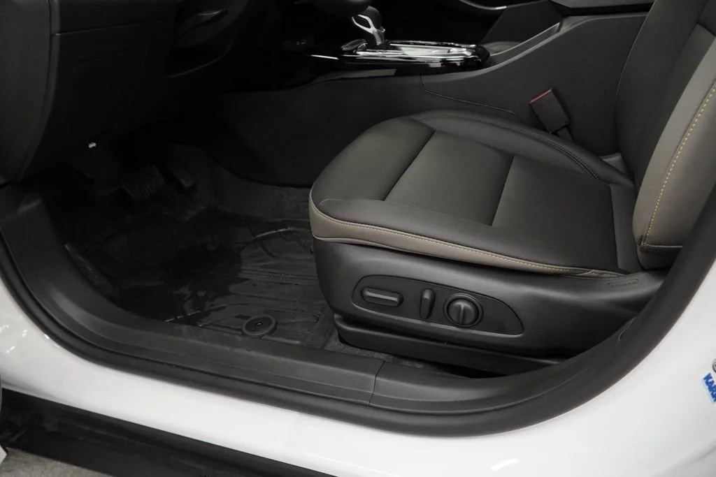 New 2026 Summit White Chevrolet ACTIV image 22