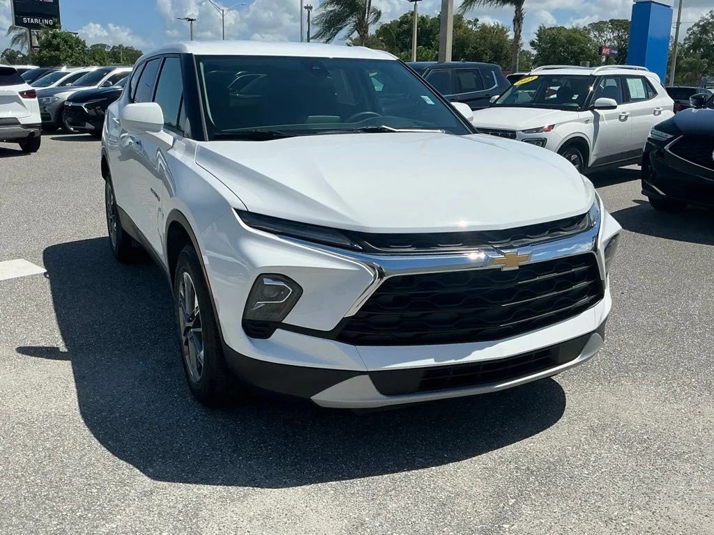 Used 2025 White Chevrolet LT image 10