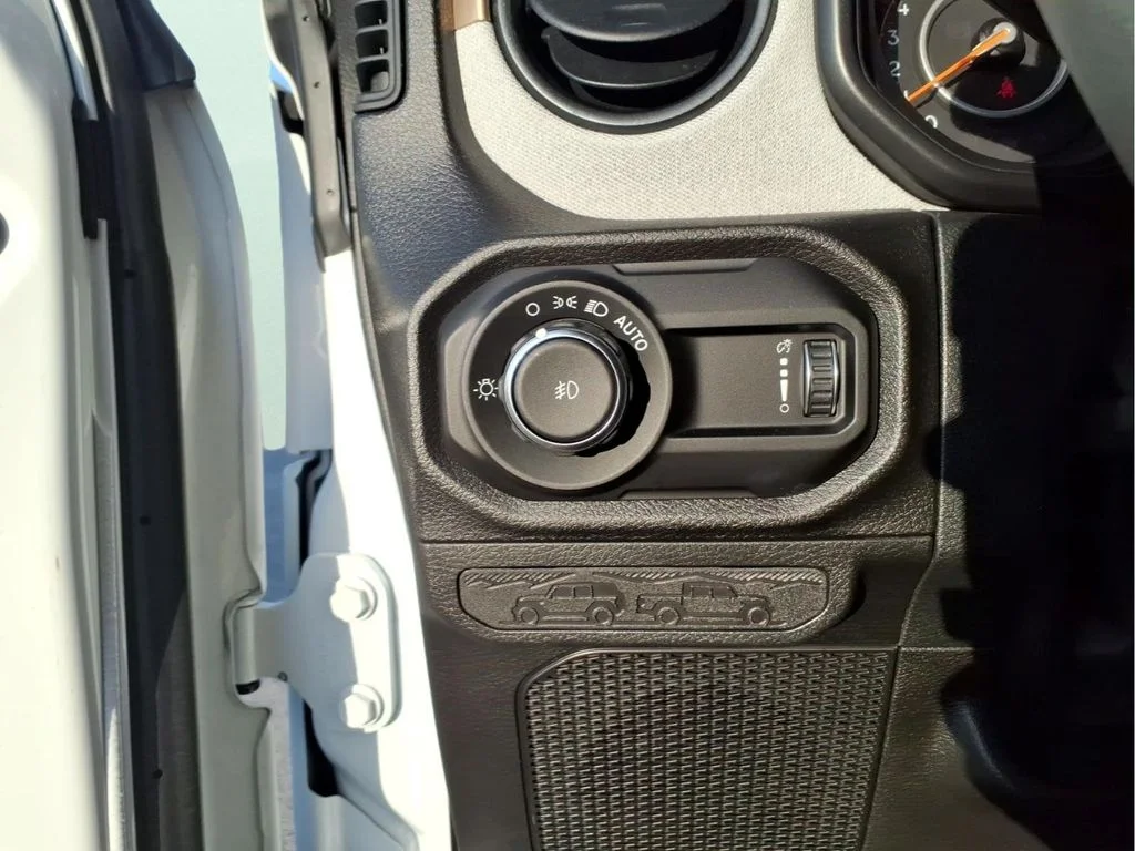 Used 2025 White Jeep Sport S image 21