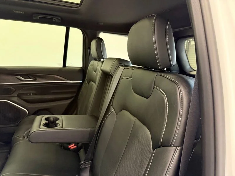 New 2026 Bright White Clear-Coat Exterior Paint Jeep Limited Reserve image 18