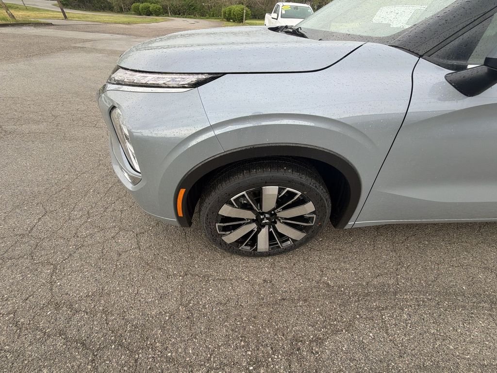 New 2026 Gray Mitsubishi SEL image 10