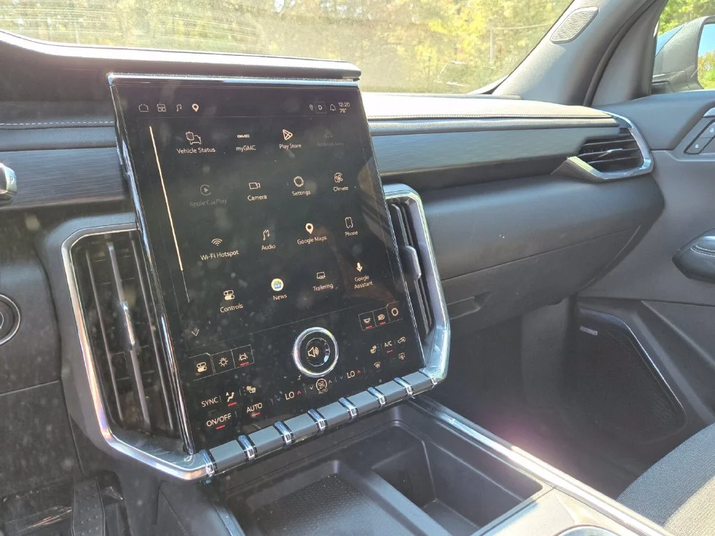 Used 2025 White GMC Elevation image 23