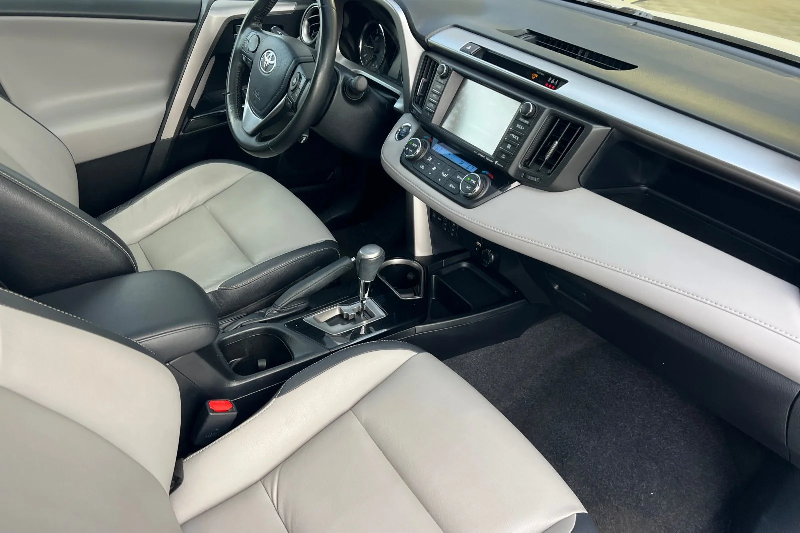 Used 2018 Silver Sky Metallic Toyota Limited image 16