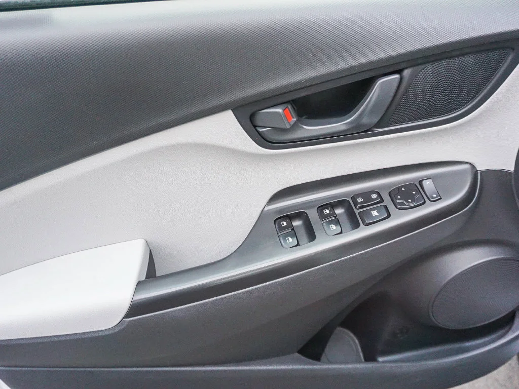 Used 2023 White Hyundai SEL image 19