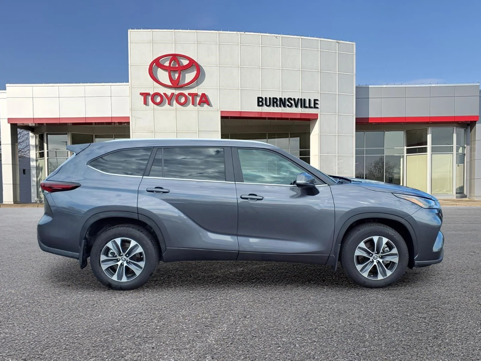 Used 2024 Toyota Highlander XLE with VIN 5TDKDRBH8RS545989 for sale in Burnsville, Minnesota