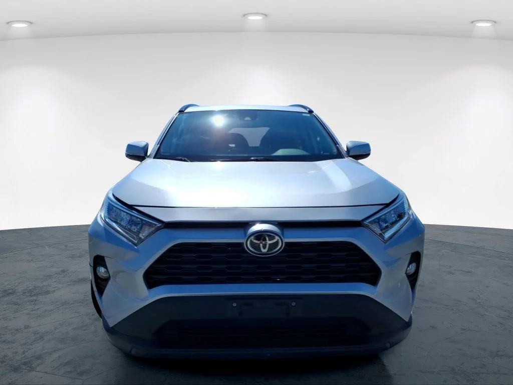 Used 2019 Silver Toyota XLE image 3