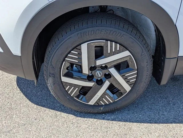 New 2026 Aspen White TriCoat / Super Black Two-tone Nissan SV image 4