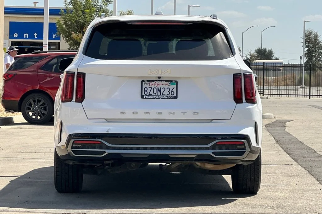 Used 2022 White Kia S image 6
