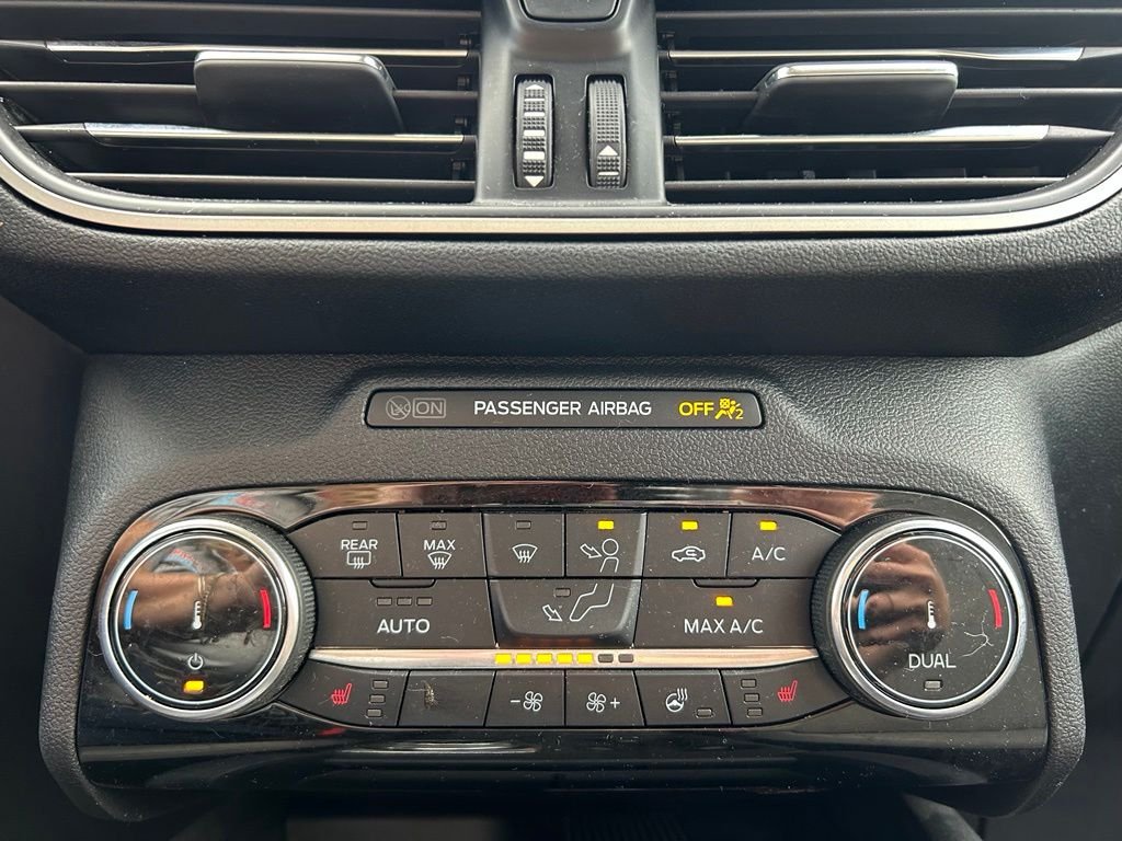 Used 2022 Black Ford SE image 18
