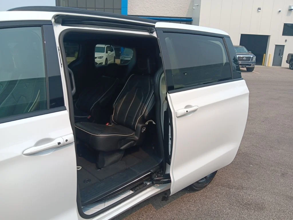 Used 2025 Bright White Clearcoat Chrysler Limited image 29