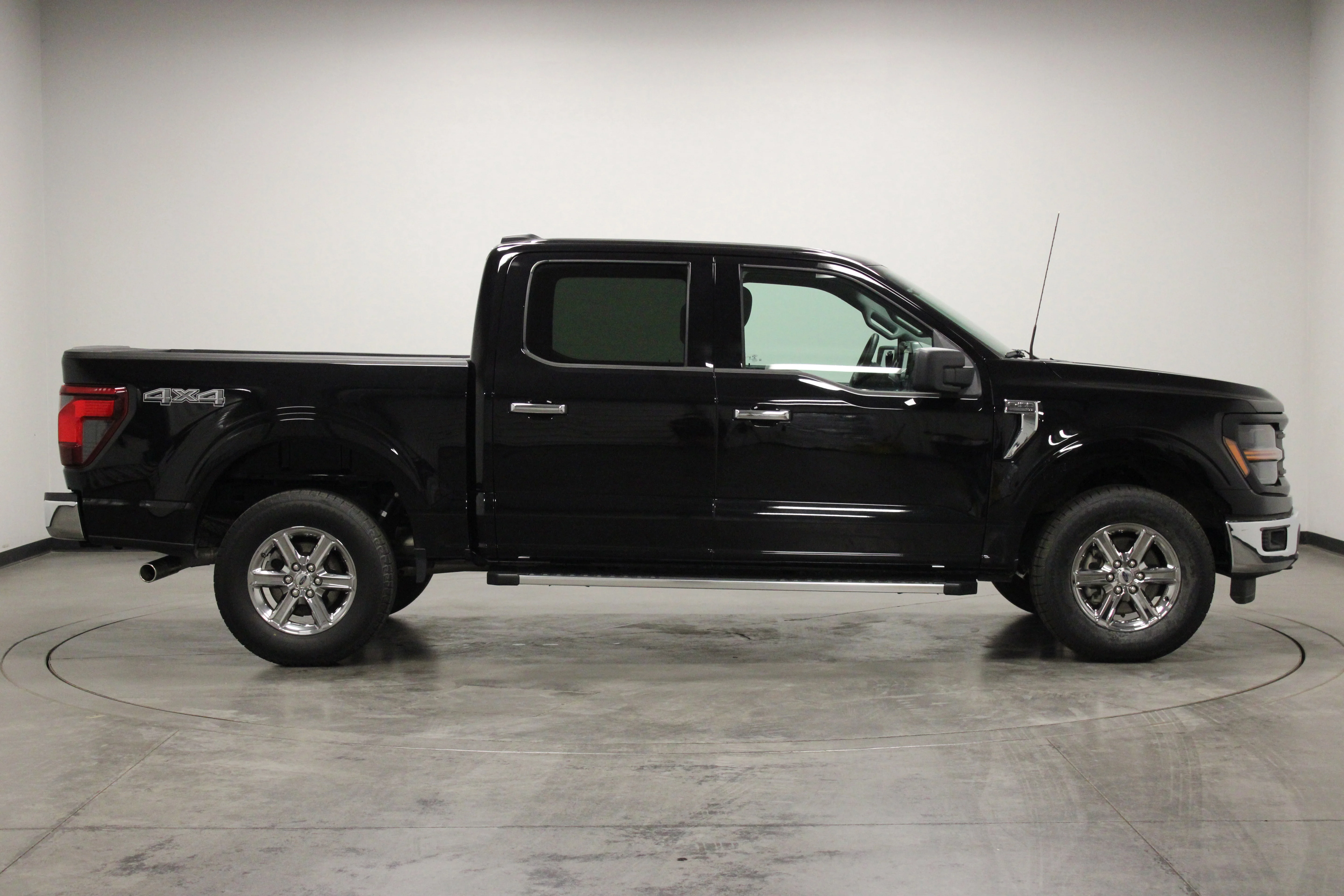 Used 2025 Agate Black Metallic Ford XLT image 9