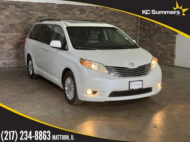 2015 Toyota Sienna XLE V6 7-Passenger Access Seat's photo