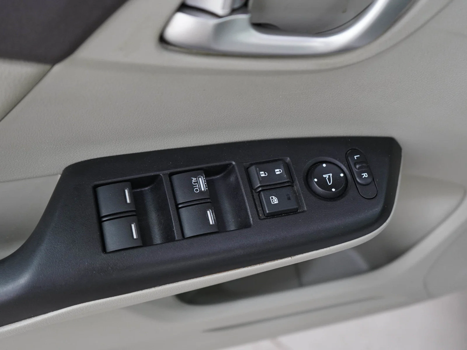Used 2012 Alabaster Silver Metallic Honda EX-L SEDAN image 18