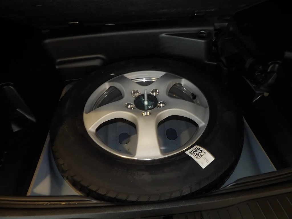 Used 2024 Baltic Gray Metallic Clear Coat Jeep Laredo image 19