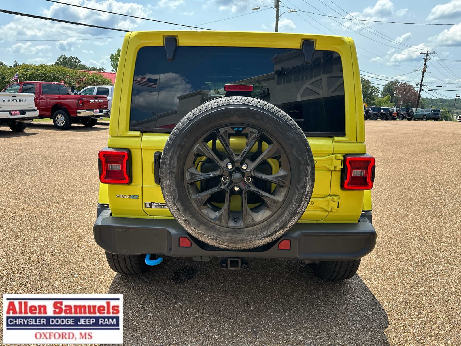 Used 2022 High Velocity Clearcoat Jeep Unlimited Sahara image 4