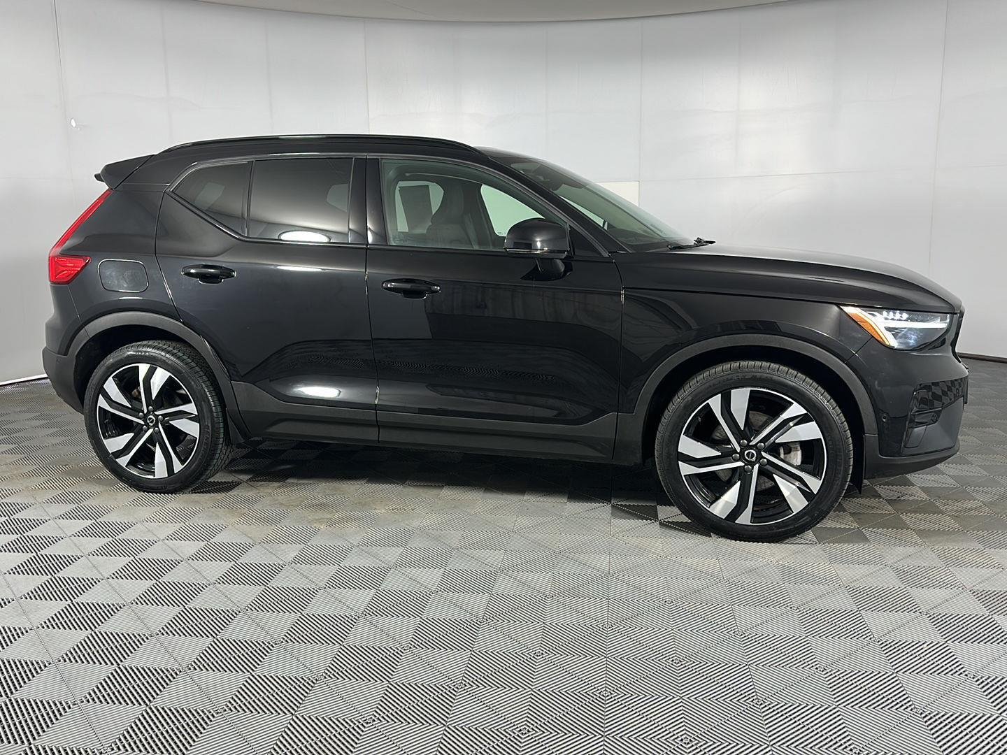 Used 2024 Onyx Black Metallic Volvo Plus Dark Theme image 8