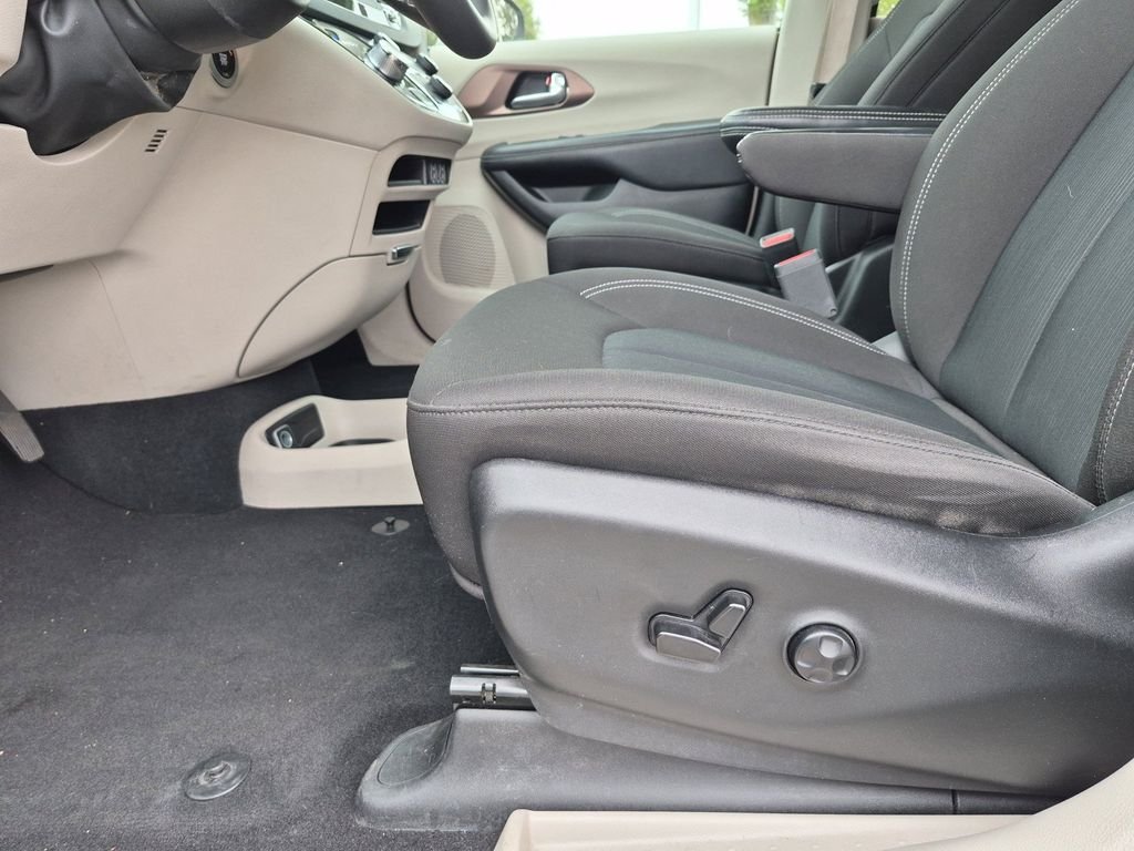 Used 2023 Bright White Clearcoat Chrysler LX image 15
